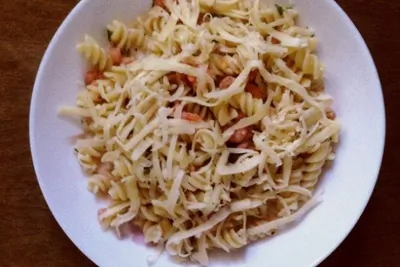 Паста с креветками в сливочном соусе с томатами