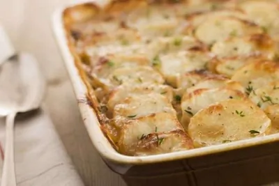 Картофель, запеченный с яйцами, сыром и молоком