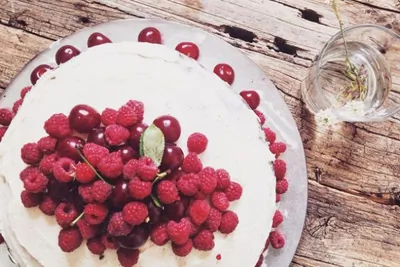 Шоколадный торт с вишневым конфитюром