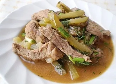 Говядина в остром соусе с маринованными огурцами