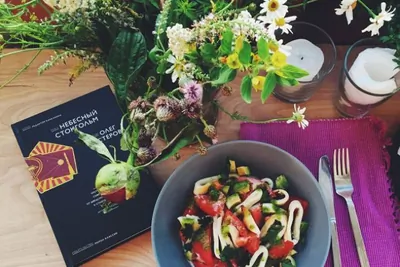 Теплый салат с кальмаром, помидорами и песто