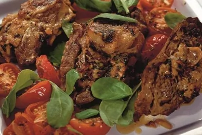 Баранина в йогуртовом маринаде с запеченными помидорами