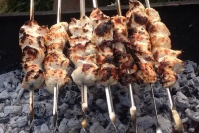 Шашлык из курицы с майораном на кефире и газировке