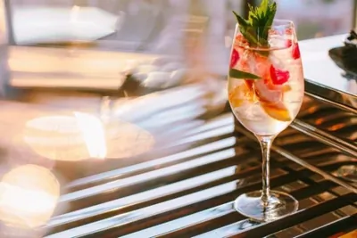 Белая сангрия из Mercedes Bar