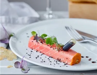 Ролл из тунца с печеным бататом и соусом терияки