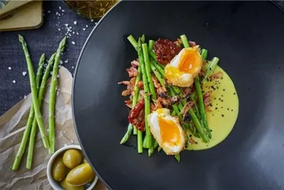 Спаржа на гриле с беконом и хрустящим яйцом-пашот