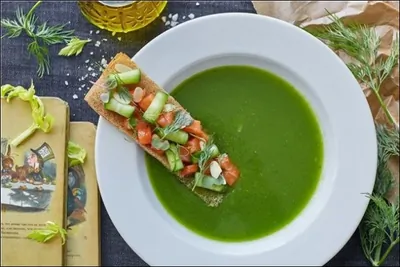 Холодный суп из бакинских огурцов с лососем и лепестками миндаля