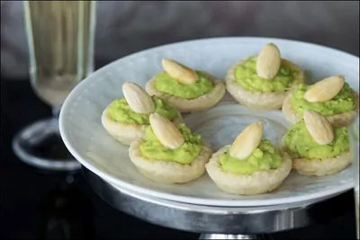 Тарталетки с салатом из цесарки и карри