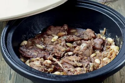 Тажин из цесарки с персиками, миндалем и розами