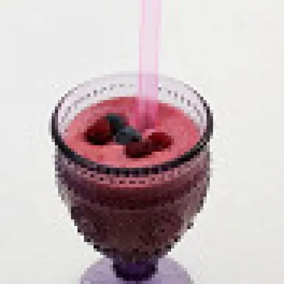 Красный смузи с ягодами и свеклой