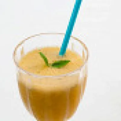 Желтый смузи с яблоками, базиликом и имбирем