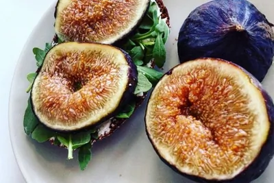 Ржаные тосты с инжиром и брынзой