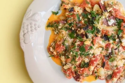 Яичница с помидорами и бастурмой