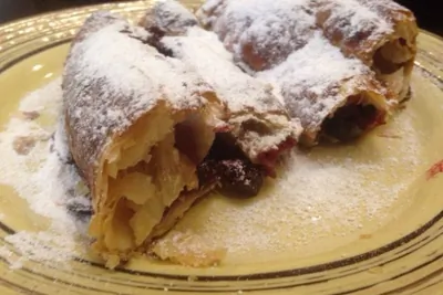 Простой вишневый штрудель