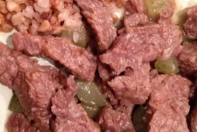 Тушеная говядина с солеными огурцами и морковью