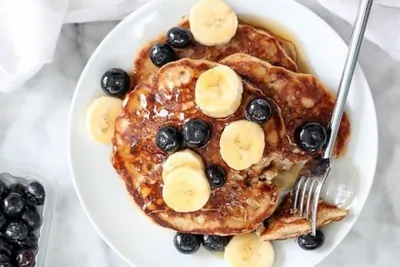 Панкейки с бананом и черникой