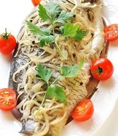 Карп, запеченный в фольге на луковой подушке