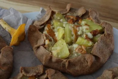 Плацинды с лисичками и молодым картофелем