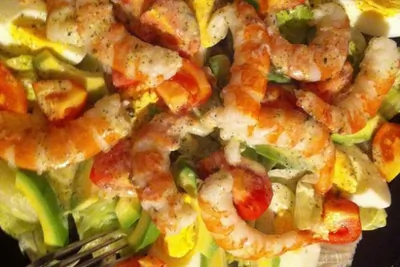 Салат с королевскими креветками, авокадо, яйцами и помидором