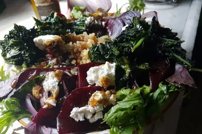 Зеленый салат со свеклой, белым сыром, киноа и чипсами из капусты кейл