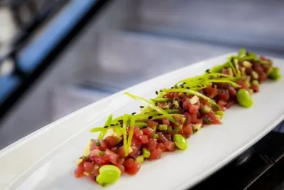 Тартар из лосося с малосольным огурцом