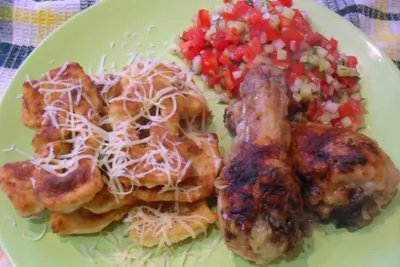 Курица с картофельным хворостом и овощами пико