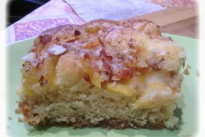 Шарлотка с персиками и миндалём