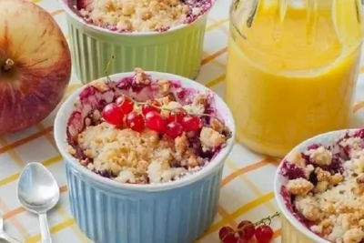 Ягодный крамбл с яблоками