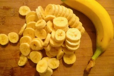 Банановый десерт с зефиром в шоколаде