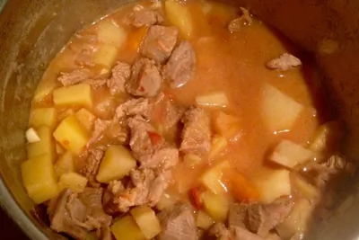 Тушеная индейка с картофелем во фруктовом соусе