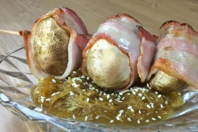 Шампиньоны, запеченные в беконе на подушке из кабачков