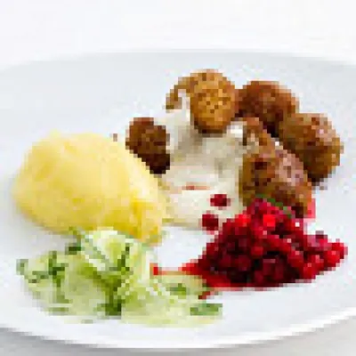 Тефтели с брусничным соусом, маринованным огурцом и коричневым соусом