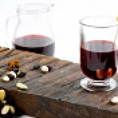 Глёг с миндалем, изюмом и пряностями