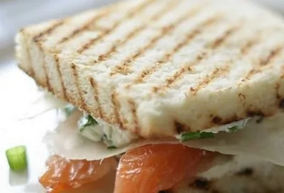 Бутерброды с соленым лососем и сыром Филадельфия