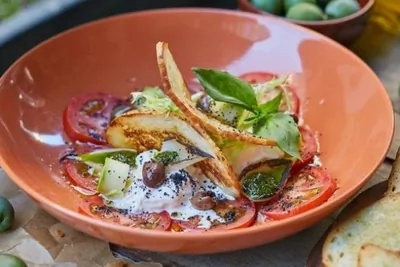 Страчателла с помидорами и соусом Песто