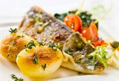 Жареный сибас с овощами