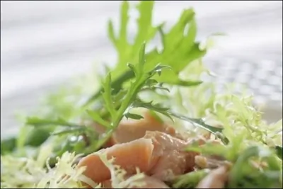 Зеленый салат с жареным лососем и лимонным соусом