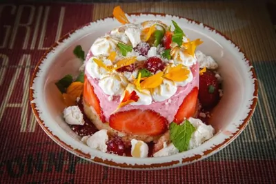 Клубничный сметанник с дымящей меренгой от Funny Cabany