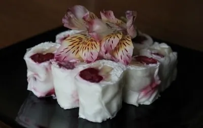 Сладкие роллы с вишней и бананом