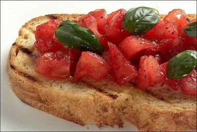 Брускетта с помидором и бальзамиком