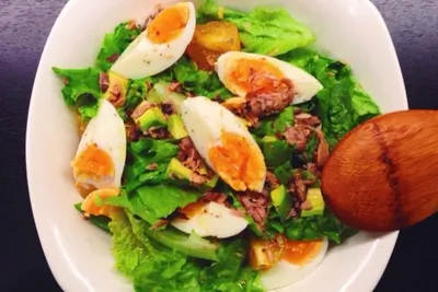 Салат с тунцом, авокадо и яйцами