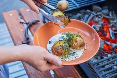 Печеный картофель с соусом Дзадзыки