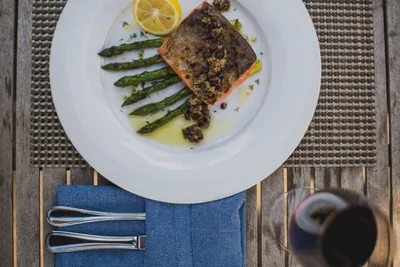 Нерка со спаржей и оливковой сальсой