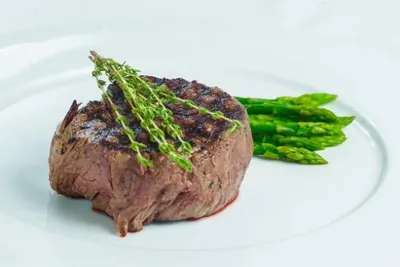 Стейк со спаржей