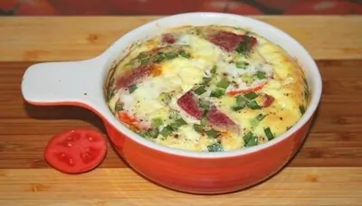 Зепеченный омлет с копченой колбасой, помидорами и луком