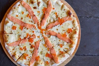 Пицца со слабосоленым лососем