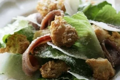 Салат «Цезарь» с анчоусами