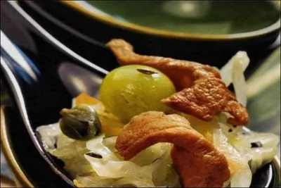 Салат с квашеной капустой и свининой