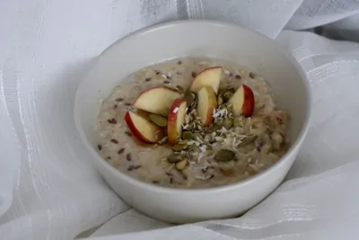 Кокосовая овсянка с яблоком и кленовым сиропом