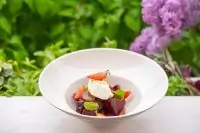 Печеная свекла с мягким сыром и яблочным соусом